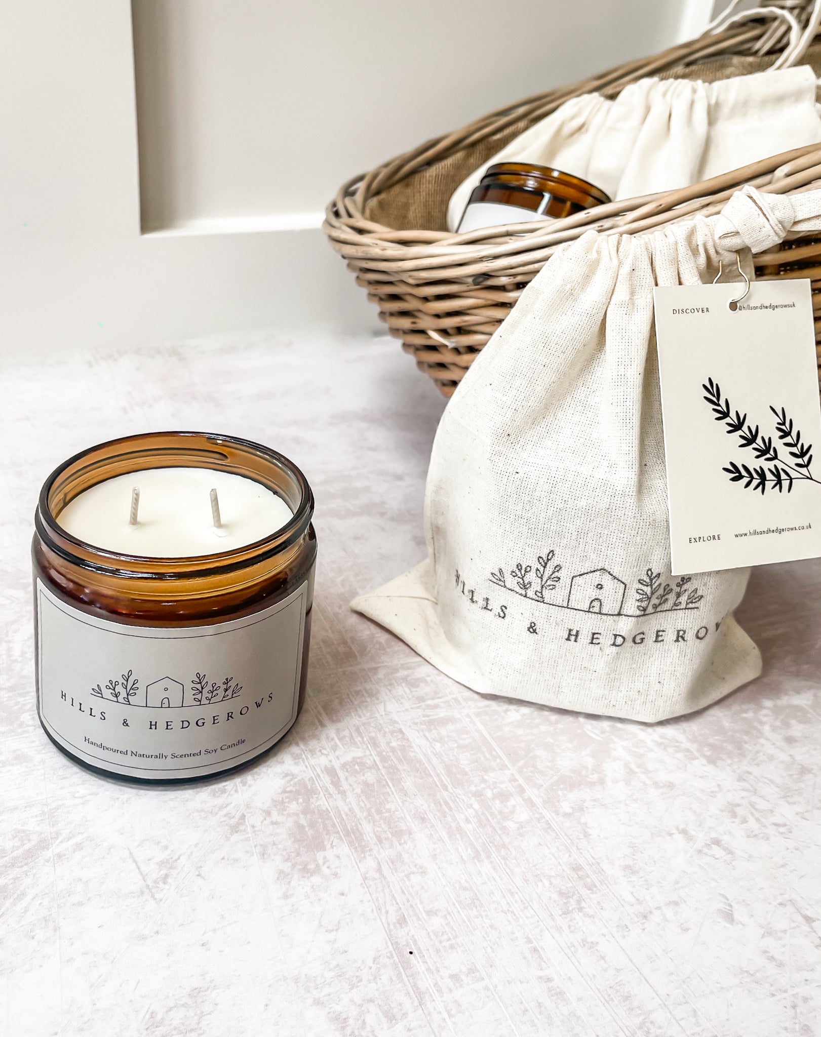Crafted to evoke the warmth and tranquility of the countryside with our Hills and Hedgerows hand-poured naturally scented soy candle. Amber glass with green label, comes with Cotton pouch ready for gifting.